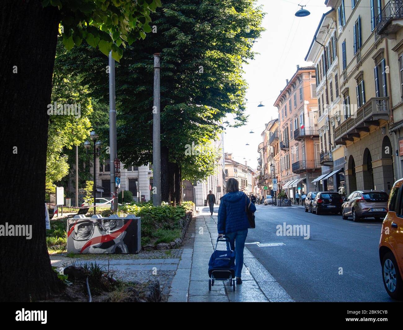 Cremona, Lombardei, Italien - 12. Mai 2020 - Menschen Radfahren Wandern Hund Gehen mit Gesichtsmaske , in der Mitte während Covid 19 Lockdown und economii Stockfoto