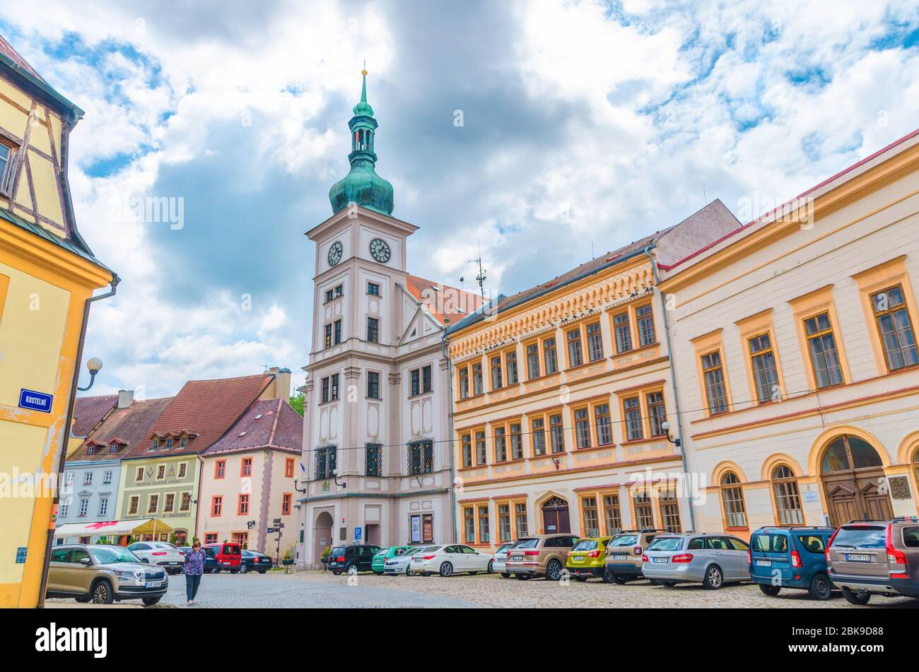 Loket, Tschechische Republik, 12. Mai 2019: Das Rathaus Mestska Radnice barocken Stil und bunte traditionelle typische Gebäude am Marktplatz, Karlovy Vary Region, Westböhmen Stockfoto