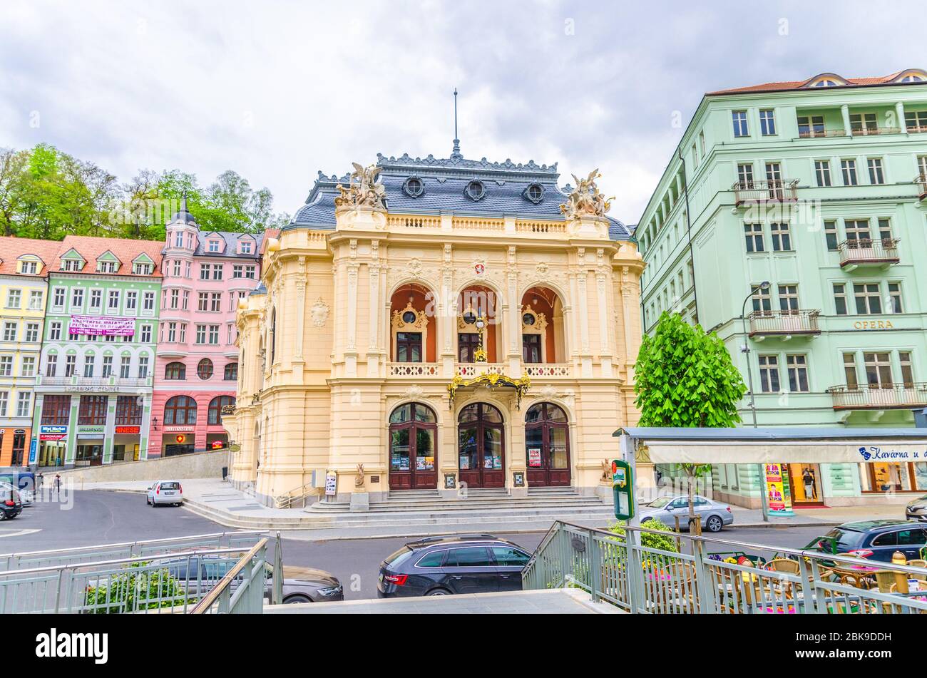 Karlovy Vary, Tschechische Republik, 9. Mai 2019: Städtisches Theater Neobarockes Gebäude am Theaterplatz in der Altstadt von Karlsbad, Tepla Flussufer, bunte Gebäude, Westböhmen Stockfoto