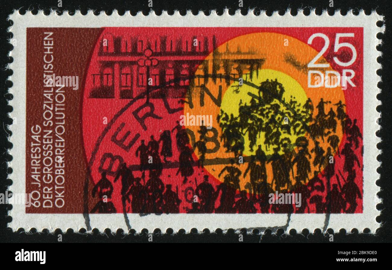 DEUTSCHLAND- UM 1977: Briefmarke gedruckt von Deutschland, zeigt Storming des Winterpalastes, um 1977. Stockfoto