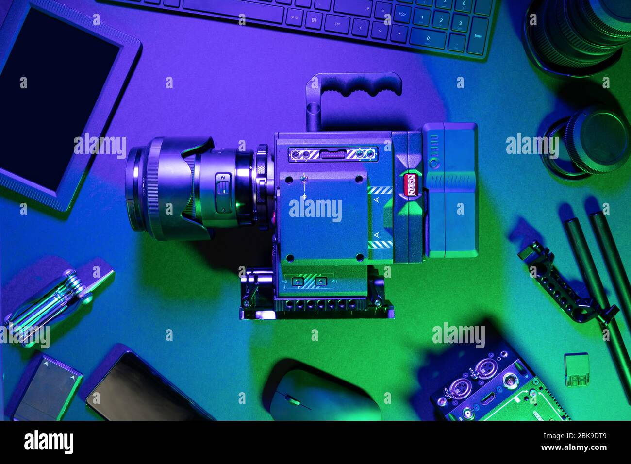 Direkt über Aufnahme von digitalen Videokamera und Computerteilen auf beleuchtetem Tisch Stockfoto