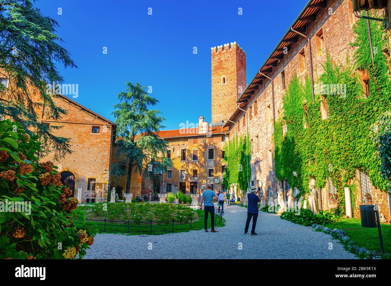 Vicenza, Italien, 12. September 2019: Teatro Olimpico Olympic Theatre Innenhof, Backsteinmauern mit grünen Pflanzen und Accademia Olimpica Turm in der alten historischen Innenstadt, Venetien Region Stockfoto