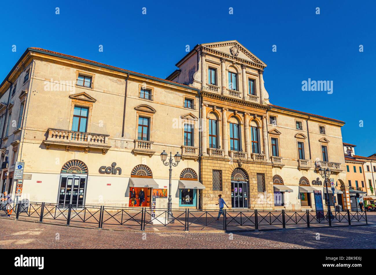 Vicenza, Italien, 12. September 2019: Gebäude in Piazza del Castello Kopfsteinpflaster Platz in alten historischen Stadtzentrum, blauer Himmel Hintergrund, Region Venetien Stockfoto