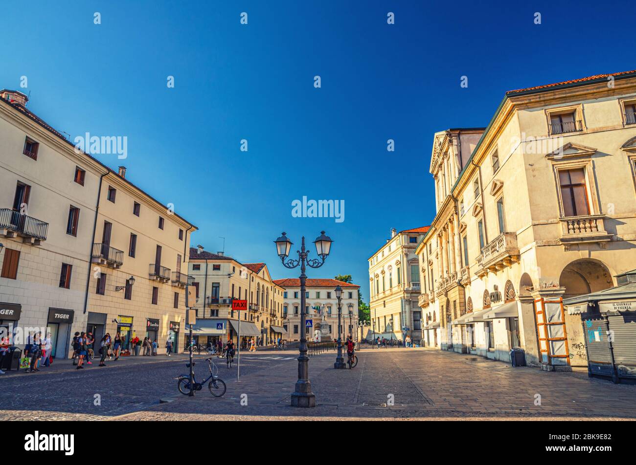 Vicenza, Italien, 12. September 2019: Gebäude und Straßenbeleuchtung auf der Piazza del Castello Kopfsteinpflaster Platz in alten historischen Stadtzentrum, blauer Himmel Hintergrund, Region Venetien Stockfoto