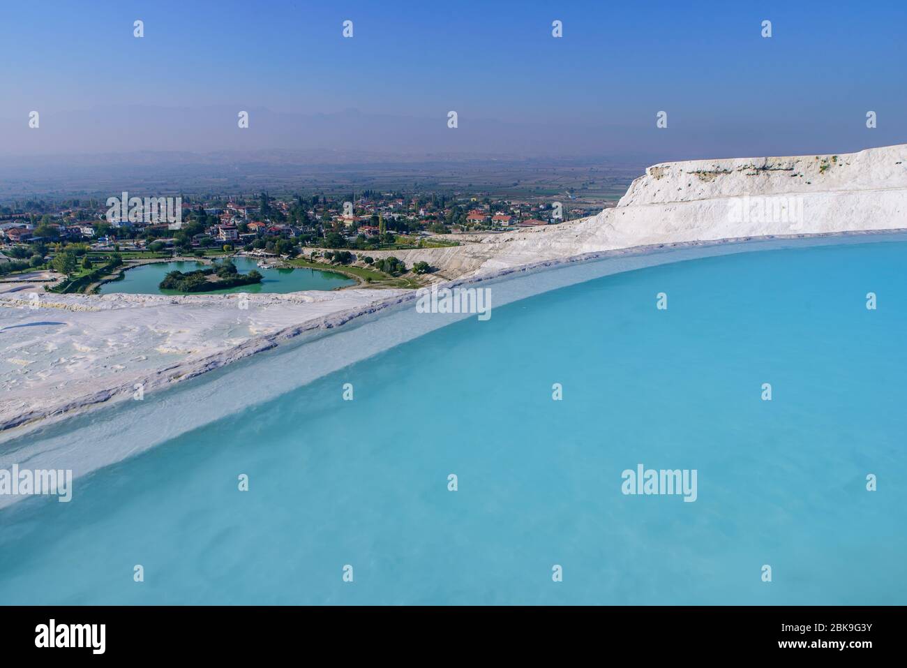 Travertin Terrassenformationen und Pools in Pamukkale (Baumwollburg), Denizli, Türkei Stockfoto