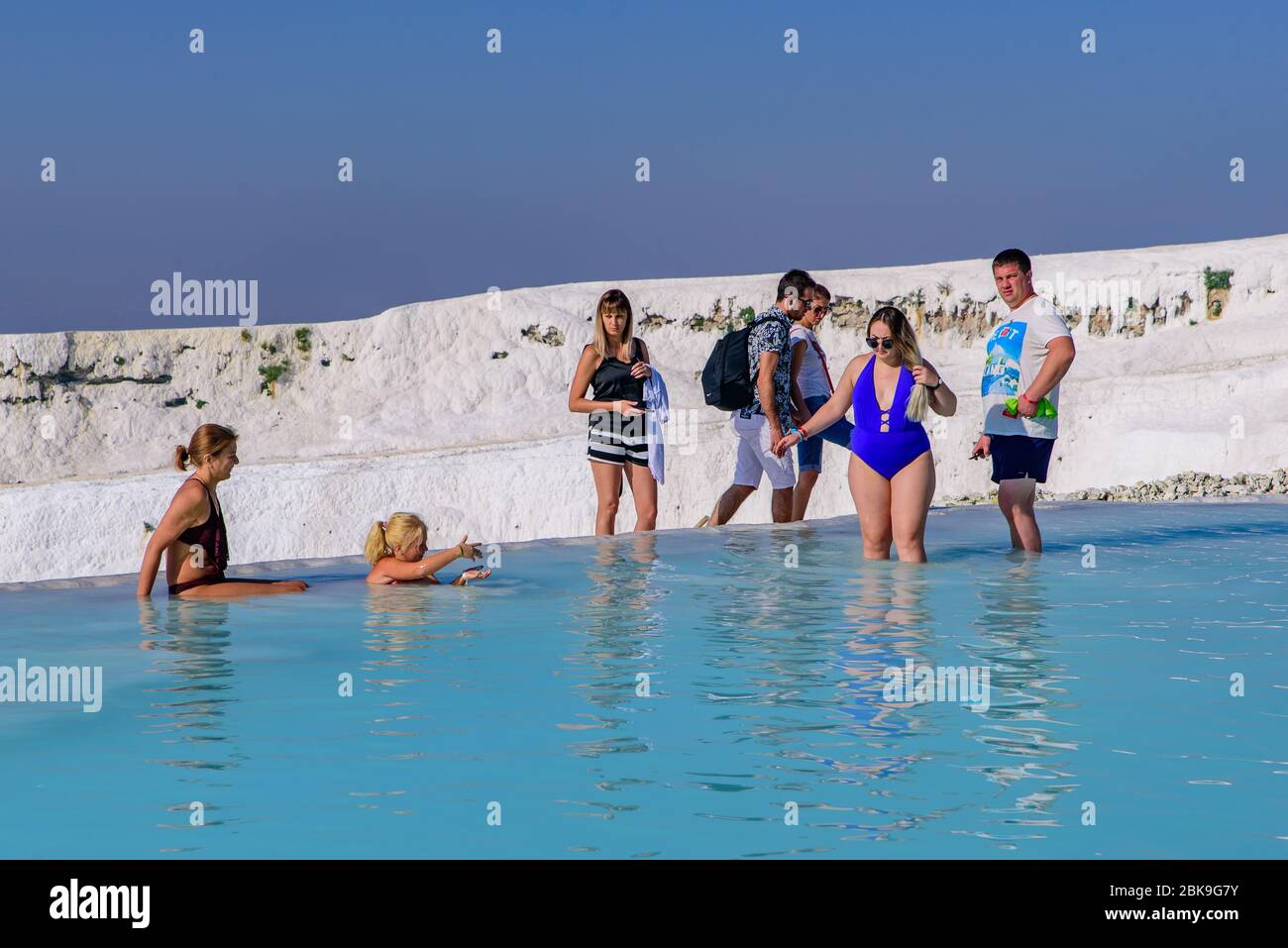 Touristen genießen die Pools in Pamukkale (Baumwollburg), Denizli, Türkei Stockfoto