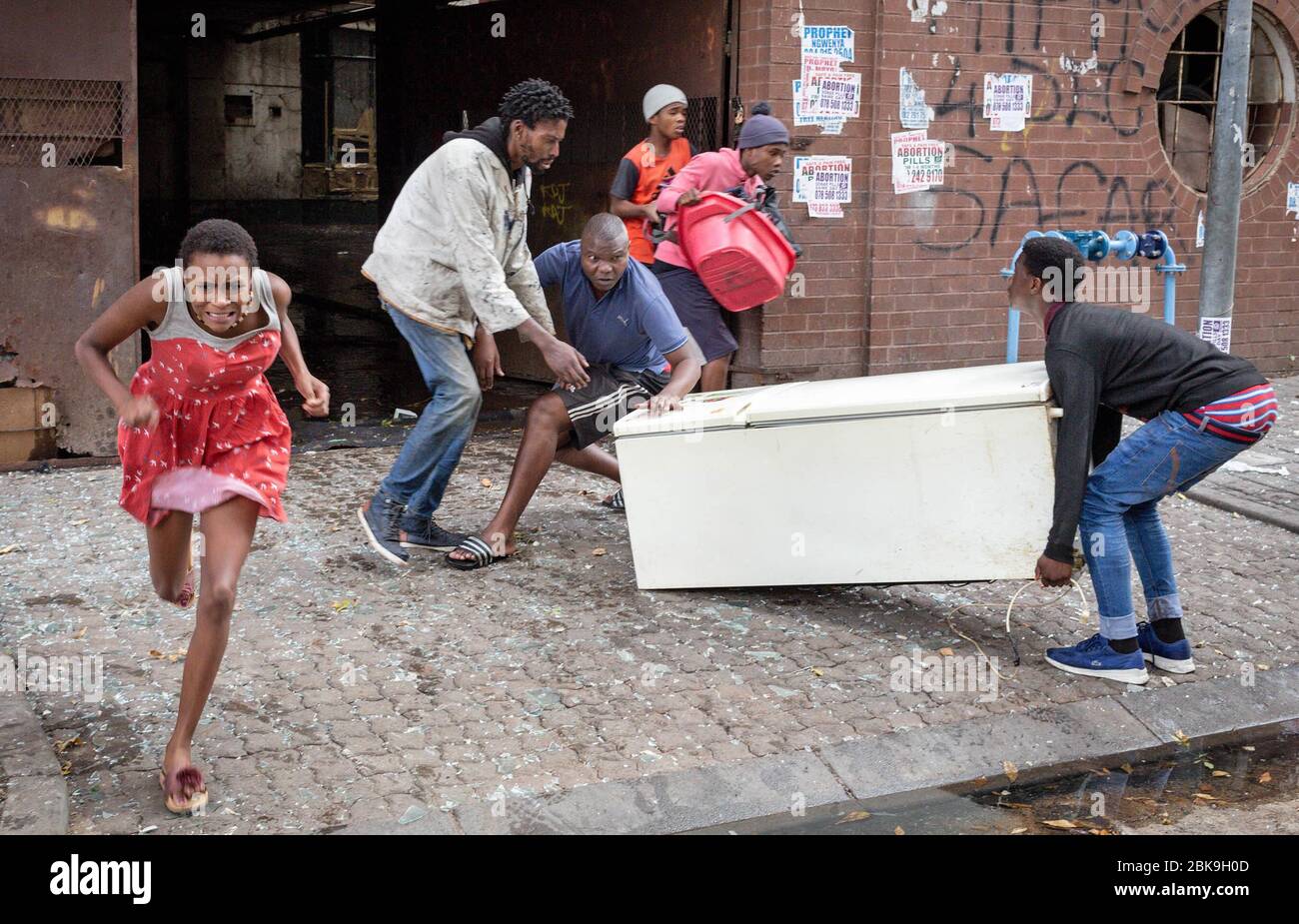 Peking, Südafrika. April 2020. Menschen laufen aus einem Gebäude, wenn ein Feuer ausbricht in Johannesburg, Südafrika, 16. April 2020. Kredit: Yeshiel/Xinhua/Alamy Live News Stockfoto