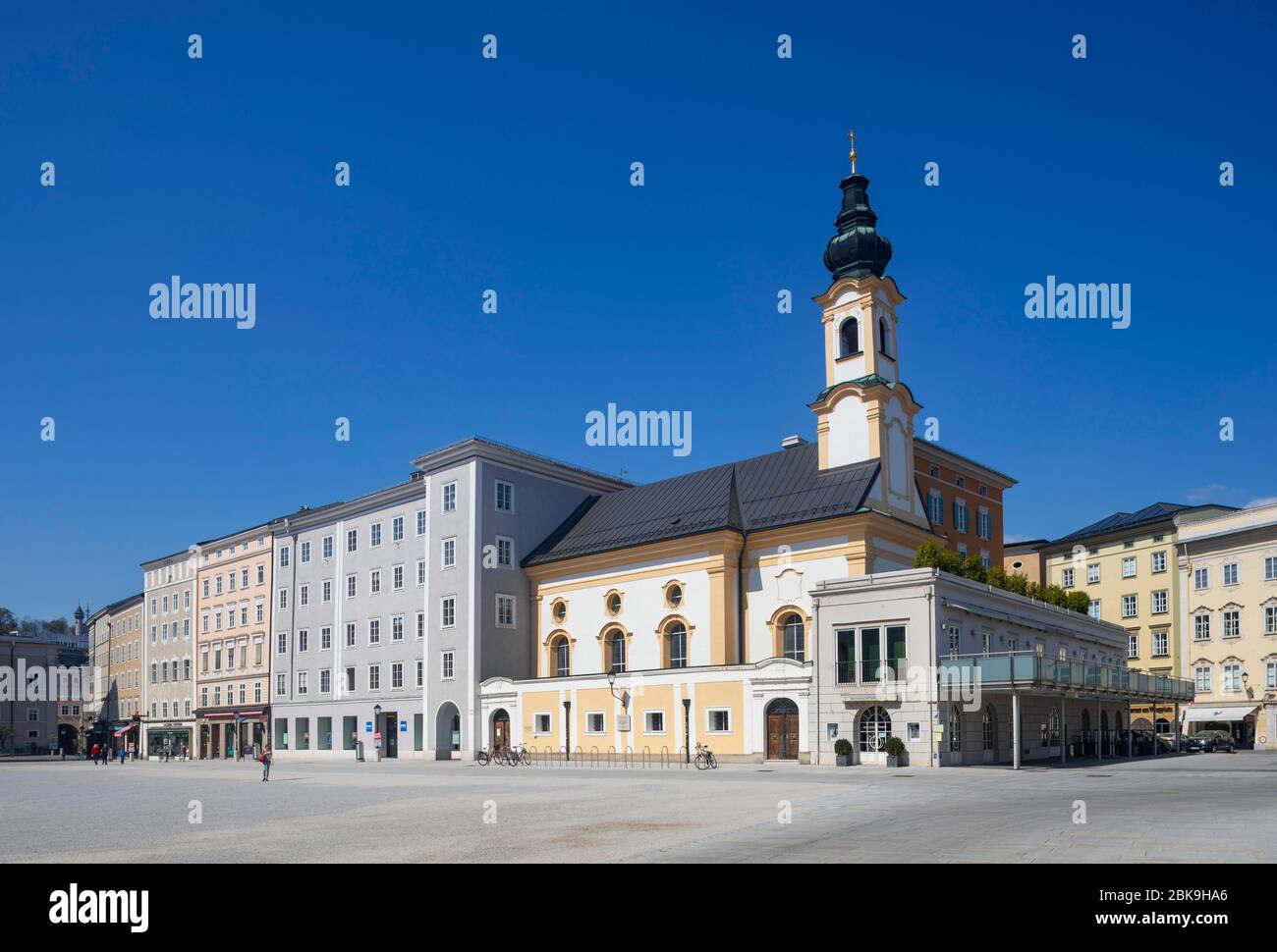 Freie Grundstücke wegen der Coronavirus-Pandemie, Residenzplatz mit Michaelskirche, Salzburg, Österreich Stockfoto