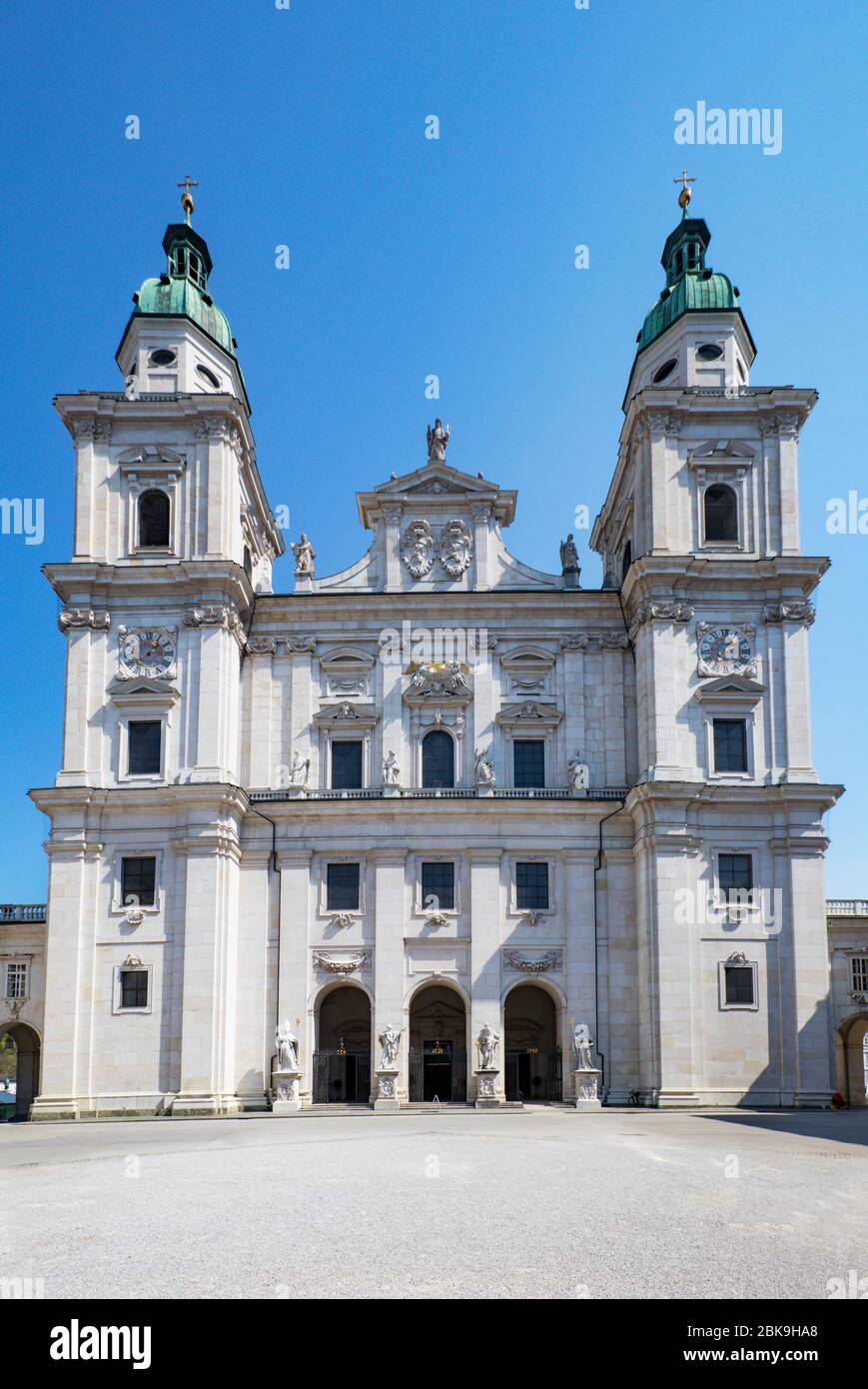 Freie Plätze wegen der Coronavirus-Pandemie, Domplatz mit Salzburger Dom, Salzburg, Österreich Stockfoto