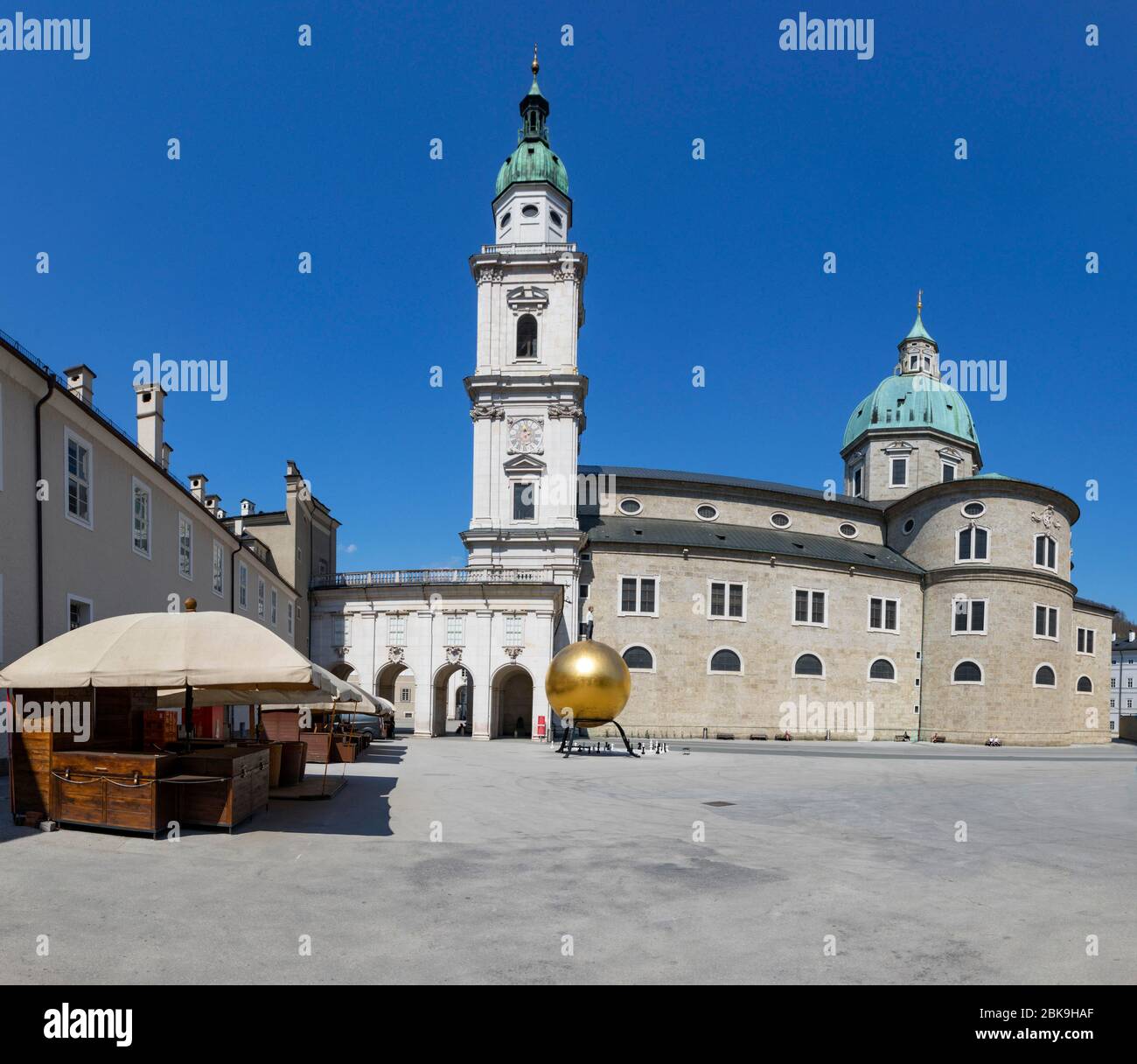 Freie Plätze wegen der Coronavirus-Pandemie, Kapitelplatz mit Salzburger Dom, Salzburg, Österreich Stockfoto