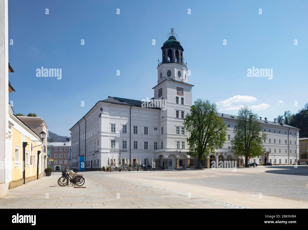 Freie Plätze wegen der Coronavirus-Pandemie, Residenzplatz mit neuer Residenz und Salzburg Carillon, Salzburg, Österreich Stockfoto