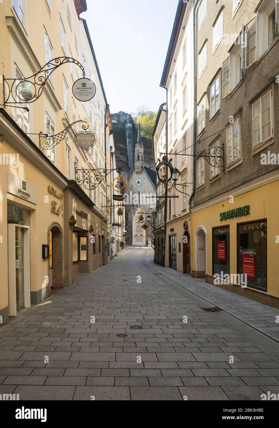 Freie Plätze wegen der Coronavirus-Pandemie, Getreidegasse mit Bürgerspitalskirche, Salzburg, Österreich Stockfoto