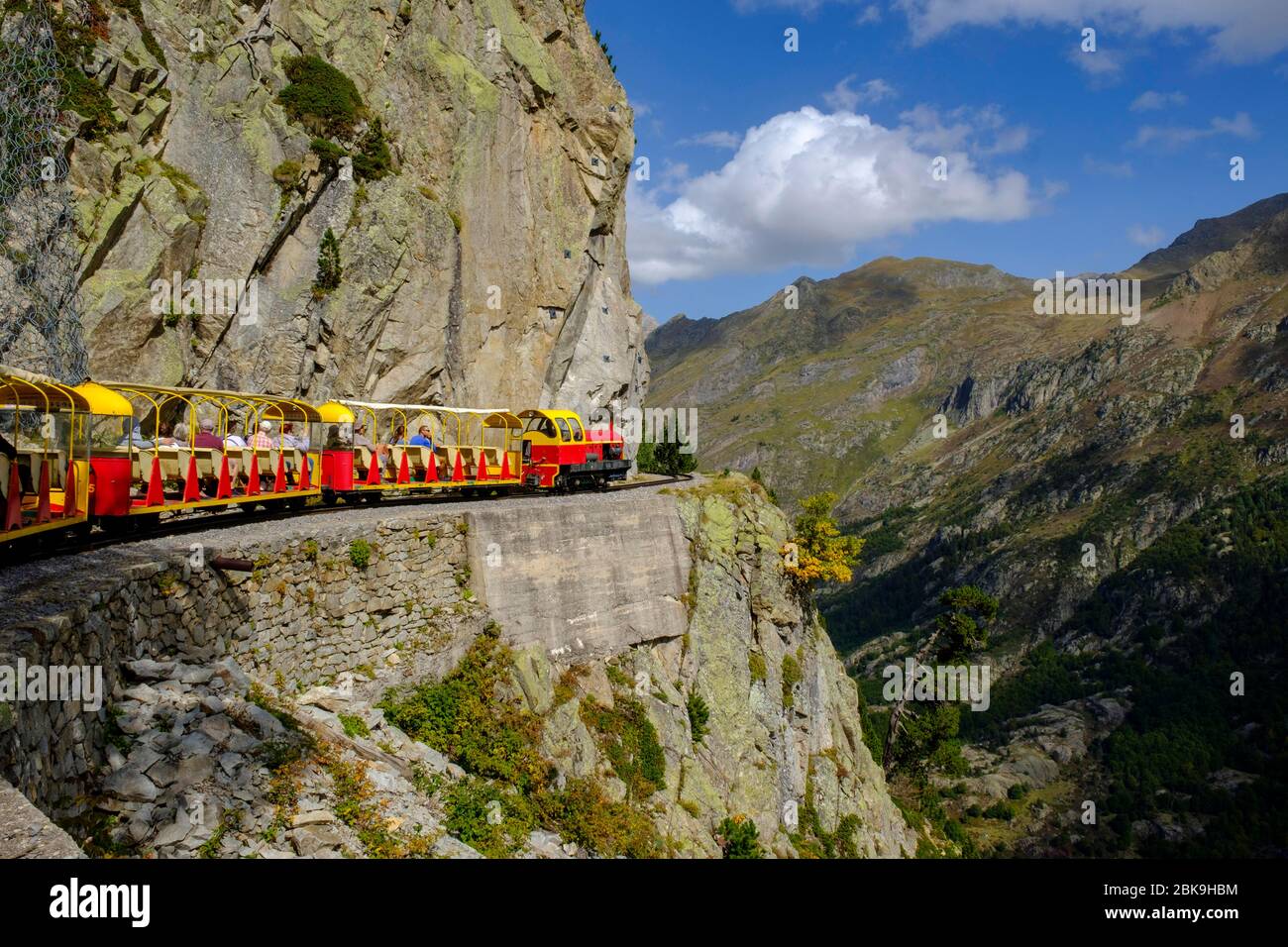 Bergbahn, Bahn, Petit Train d'Artouste, über das Tal Vallee du Soussoueou, Vallee d'Ossau, Haut Ossau, Laruns, Zentrale Pyrenäen, Pyrenäen Stockfoto
