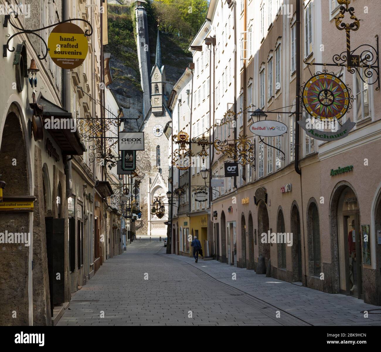 Freie Plätze wegen der Coronavirus-Pandemie, Getreidegasse mit Bürgerspitalskirche, Salzburg, Österreich Stockfoto