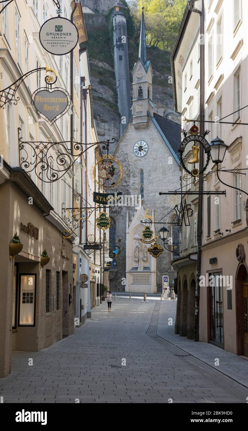 Freie Plätze wegen der Coronavirus-Pandemie, Getreidegasse mit Bürgerspitalskirche, Salzburg, Österreich Stockfoto