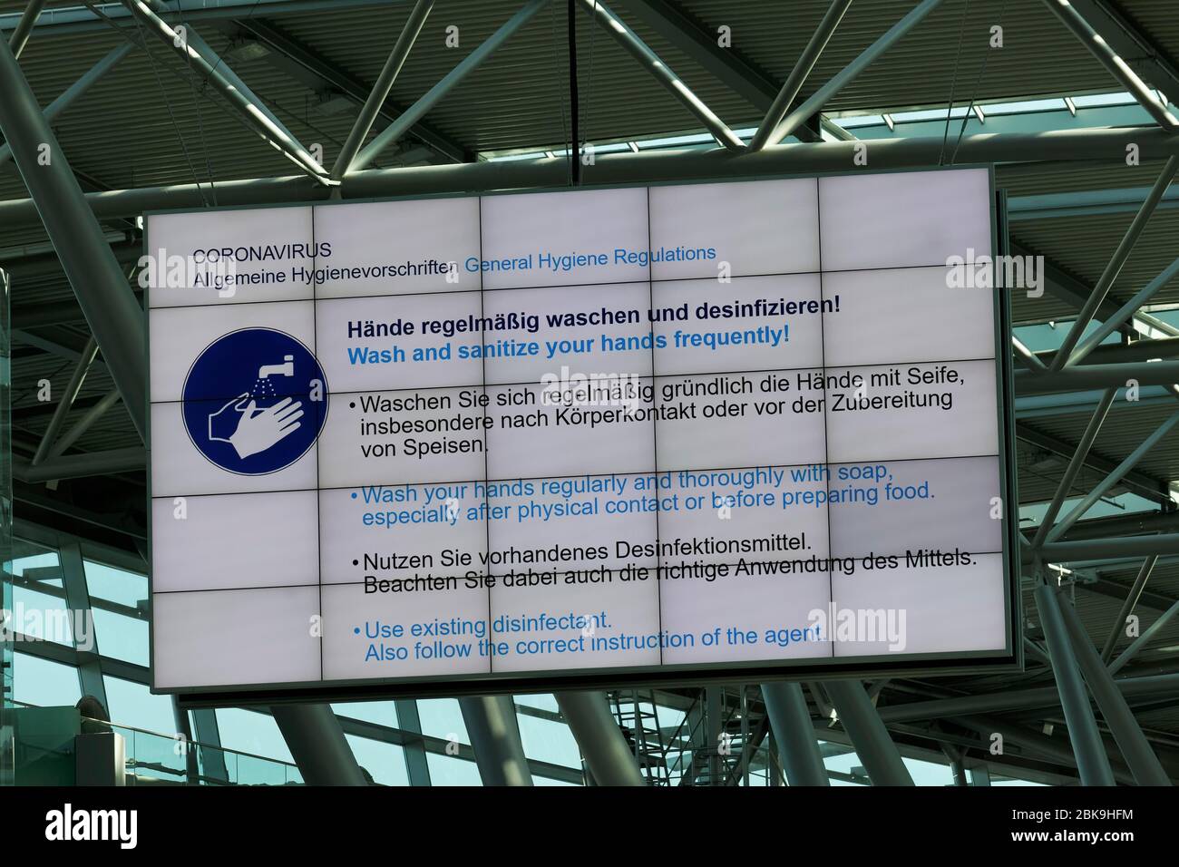 Händewaschen, Coronavirus Hygienevorschriften für Passagiere, Leuchtschild am Flughafen Düsseldorf, Nordrhein-Westfalen, Deutschland Stockfoto