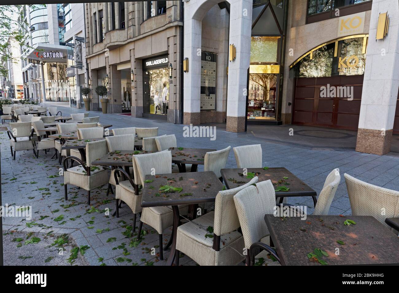 Verlassene Königsallee, Tische und Stühle eines geschlossenen Cafés, gesperrt wegen Corona-Pandemie, Düsseldorf, Nordrhein-Westfalen, Deutschland Stockfoto