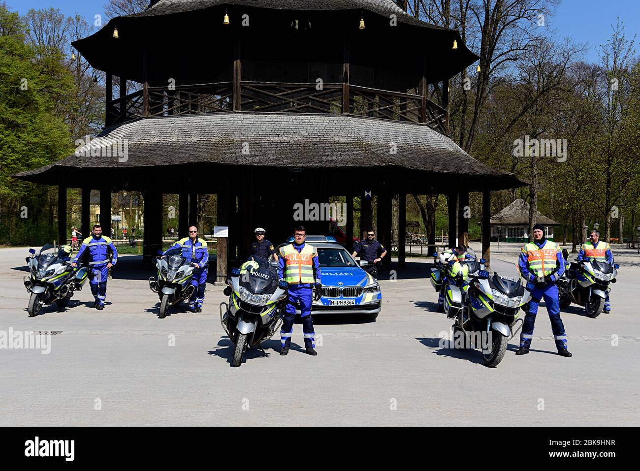 Gruppenfoto Münchner Polizei vor dem Chinesischen Turm, Corona-Krise, München, Oberbayern, Bayern, Deutschland Stockfoto