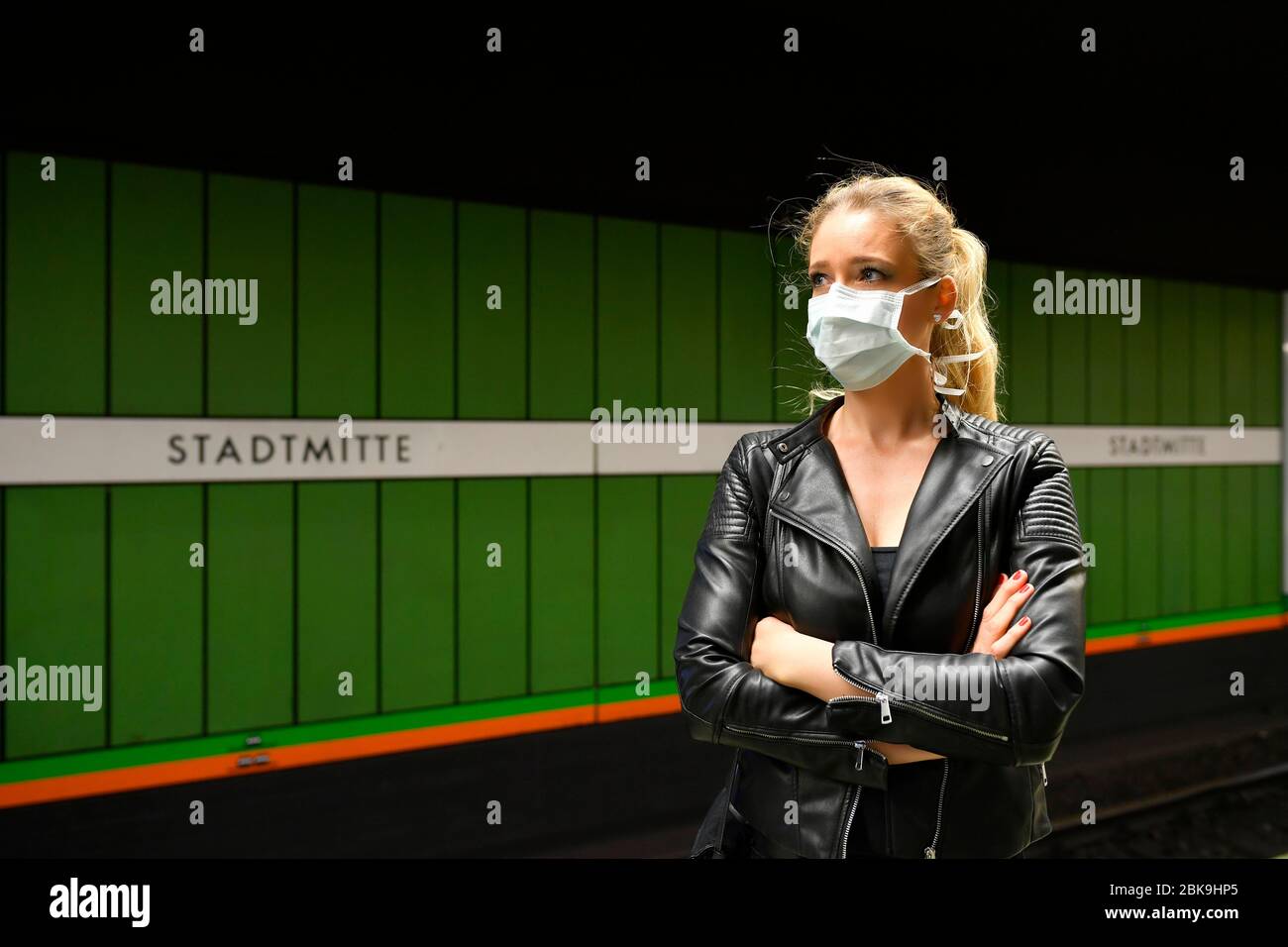 Frau mit Atemschutzmaske, Warten auf Zug, S-Bahn, Corona-Krise, Stuttgart, Baden-Württemberg, Deutschland Stockfoto