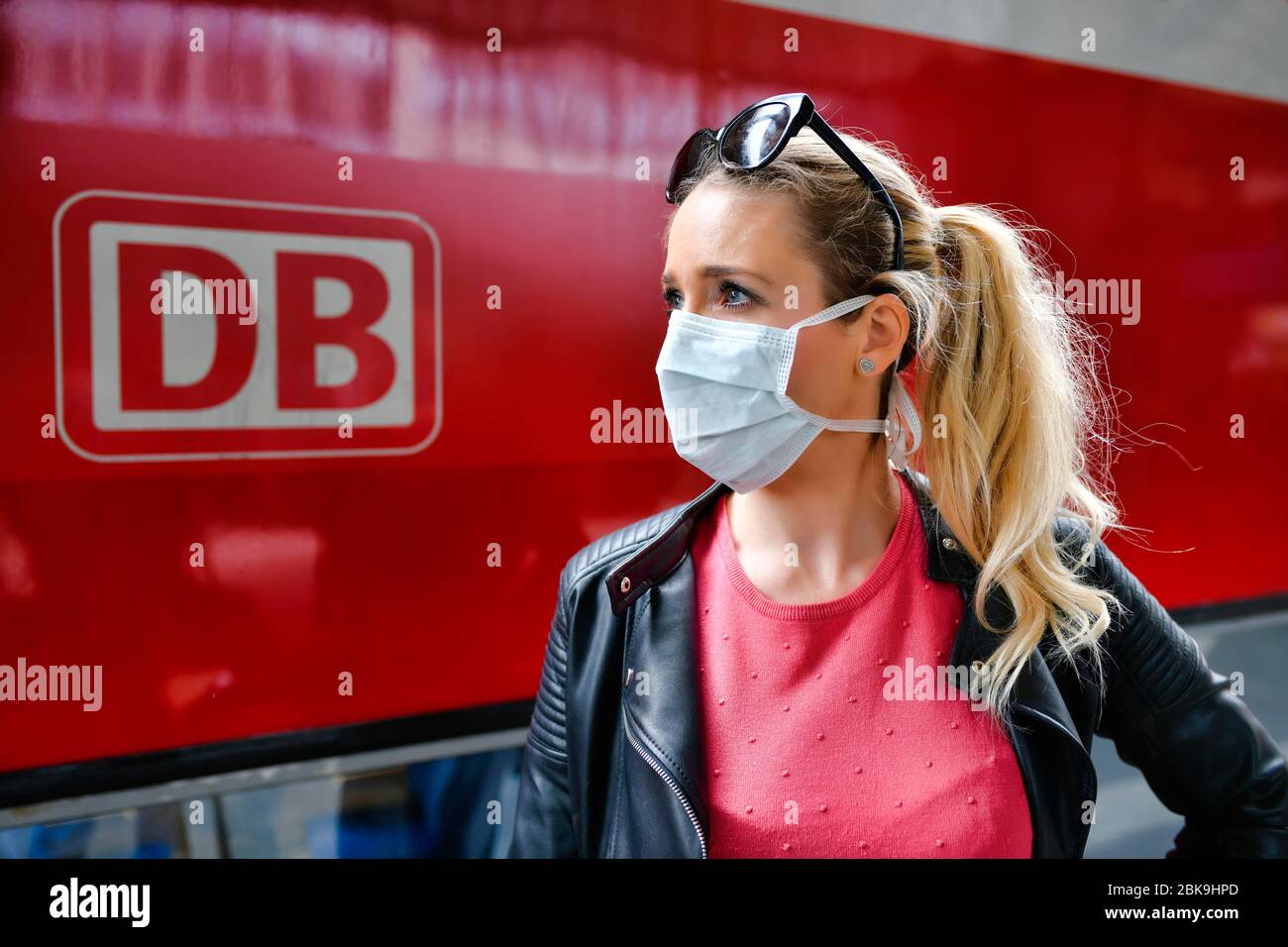 Frau mit Gesichtsmaske, Warten auf Zug, Corona-Krise, Hauptbahnhof, Stuttgart, Baden-Württemberg, Deutschland Stockfoto