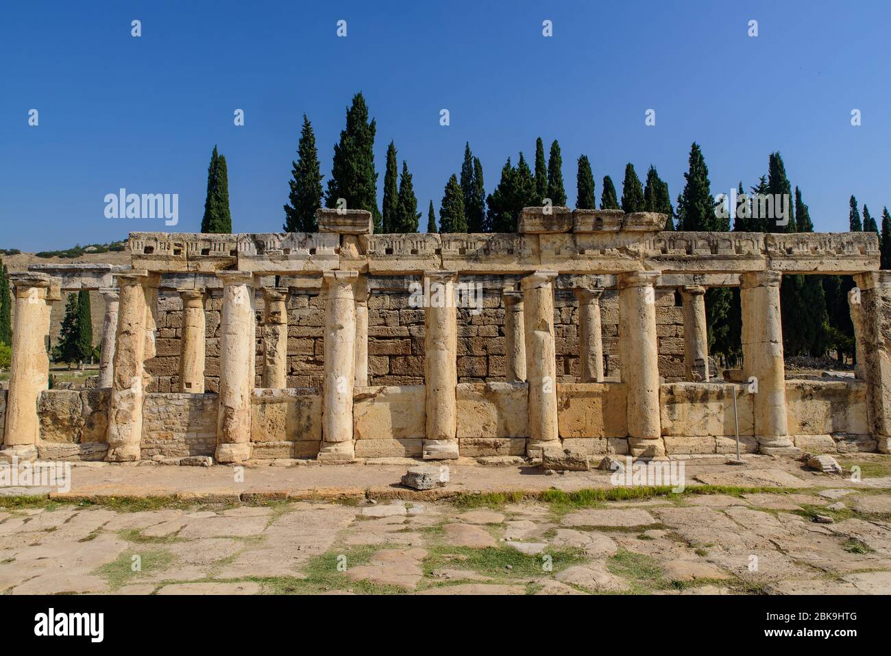 Ruinen von Hierapolis, einer antiken griechischen Stadt, in Pamukkale, Türkei Stockfoto