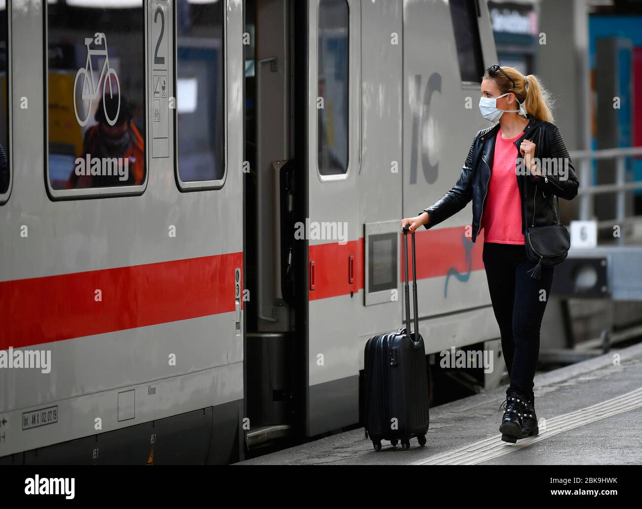 Frau mit Gesichtsmaske, Warten auf Zug, Corona-Krise, Hauptbahnhof, Stuttgart, Baden-Württemberg, Deutschland Stockfoto