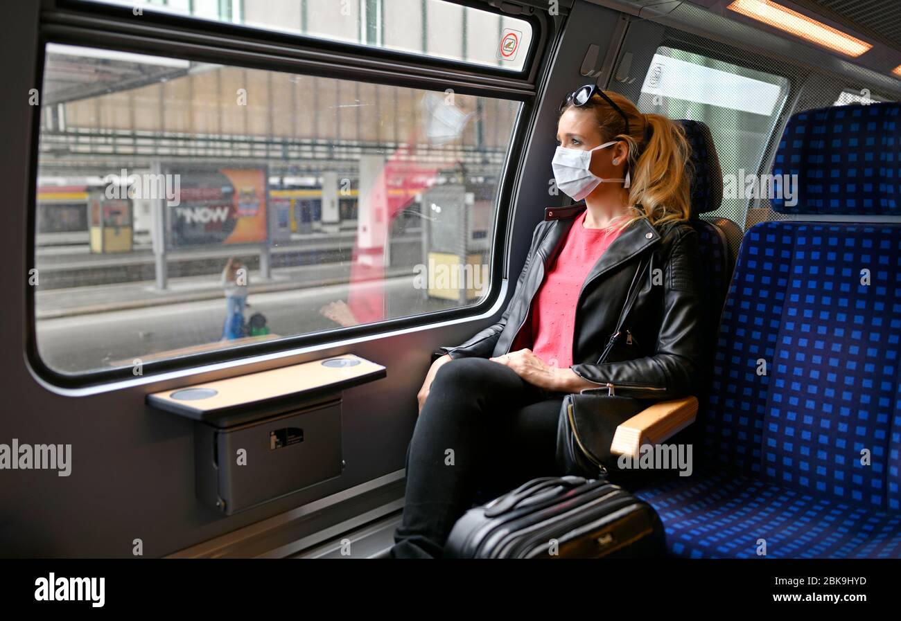 Frau mit Gesichtsmaske, sitzend in Zug, Corona-Krise, Stuttgart, Baden-Württemberg, Deutschland Stockfoto