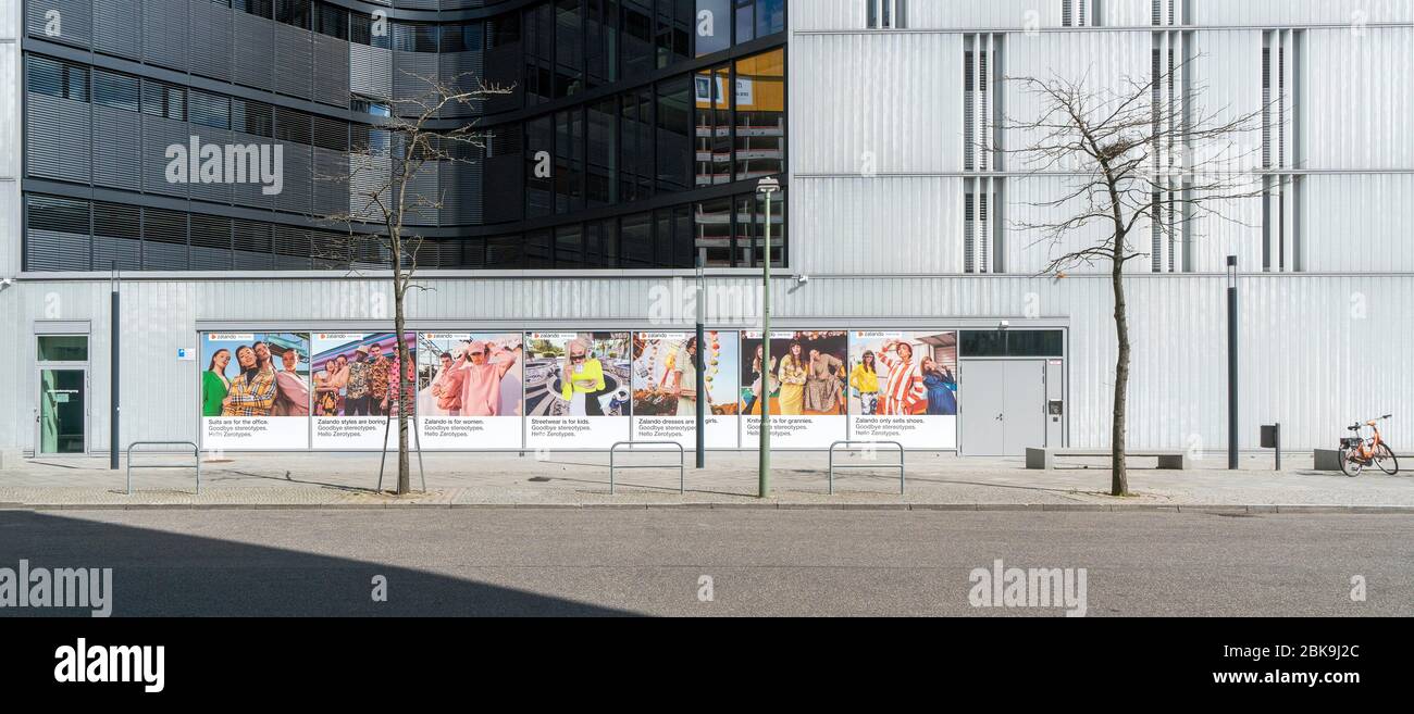 Menschenleere Straße vor dem Firmengebäude von Zalando, Berlin, Friedrichshain Stockfoto