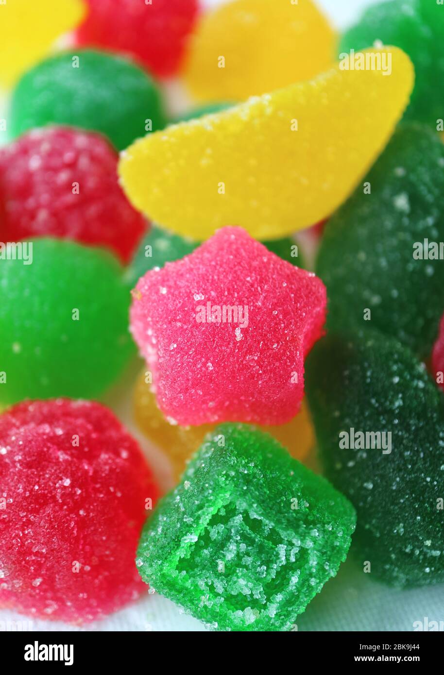 Vertikales Bild von bunten fruchtigen Geschmack Zucker beschichtete Gelee Bonbons für Hintergrund oder Banner Stockfoto