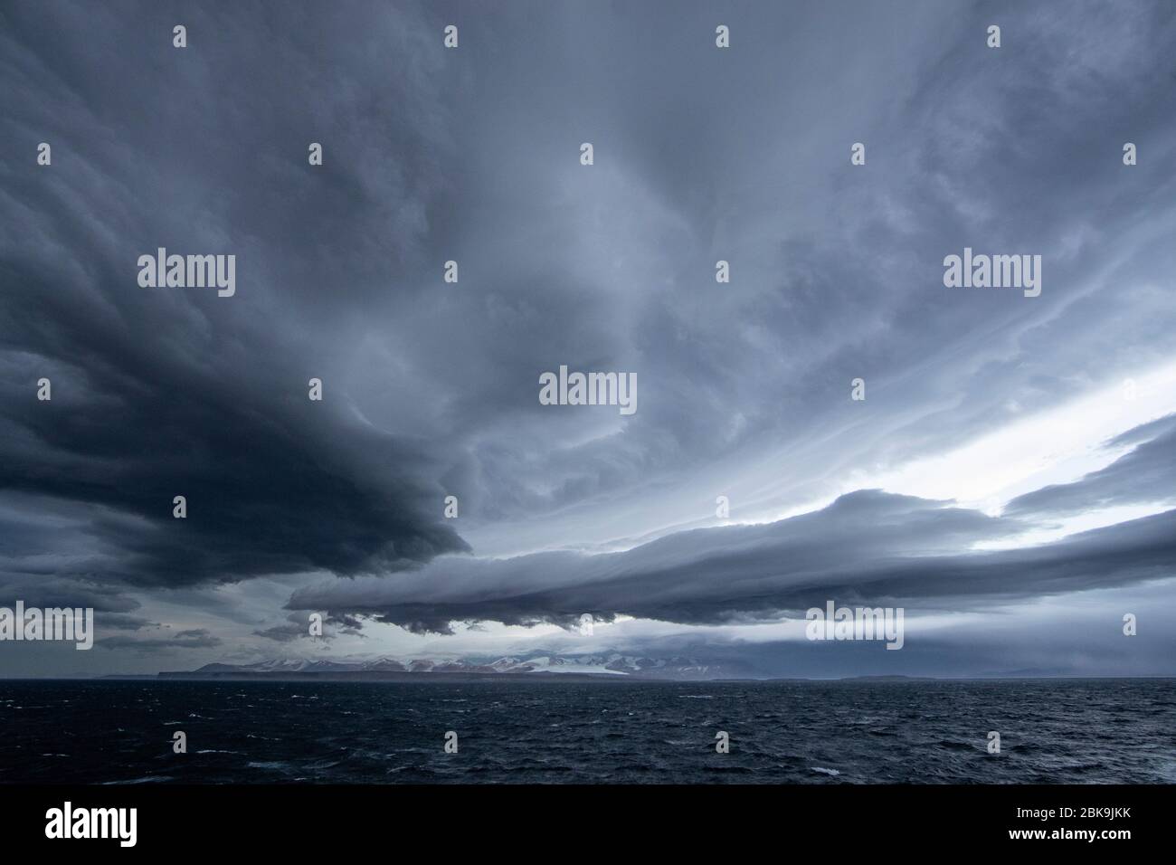 Stürmischer arktischer Himmel, nahe Pond Inlet Stockfoto