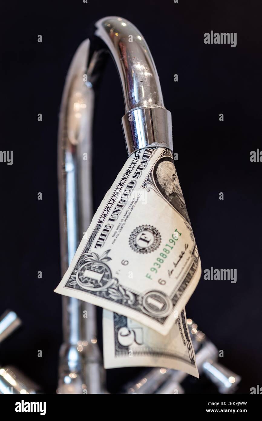 Abstraktes Bild, das zeigt, wie wir Geld durch undichte Wasserhähne verschwenden, während Dollarschein aus dem Wasserhahn kommt Stockfoto