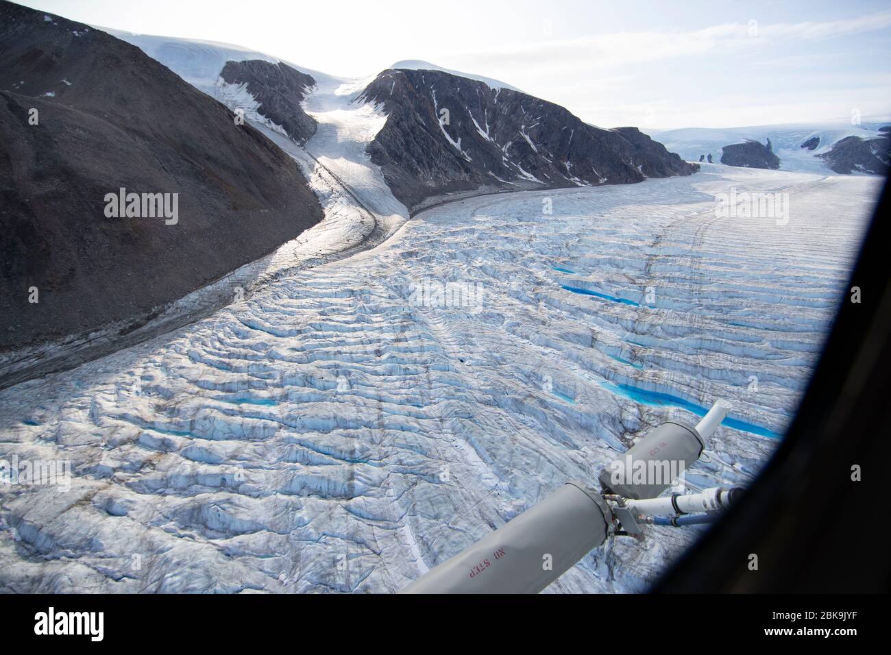 Blick vom Hubschrauber auf den schmelzenden Gletscher Stockfoto