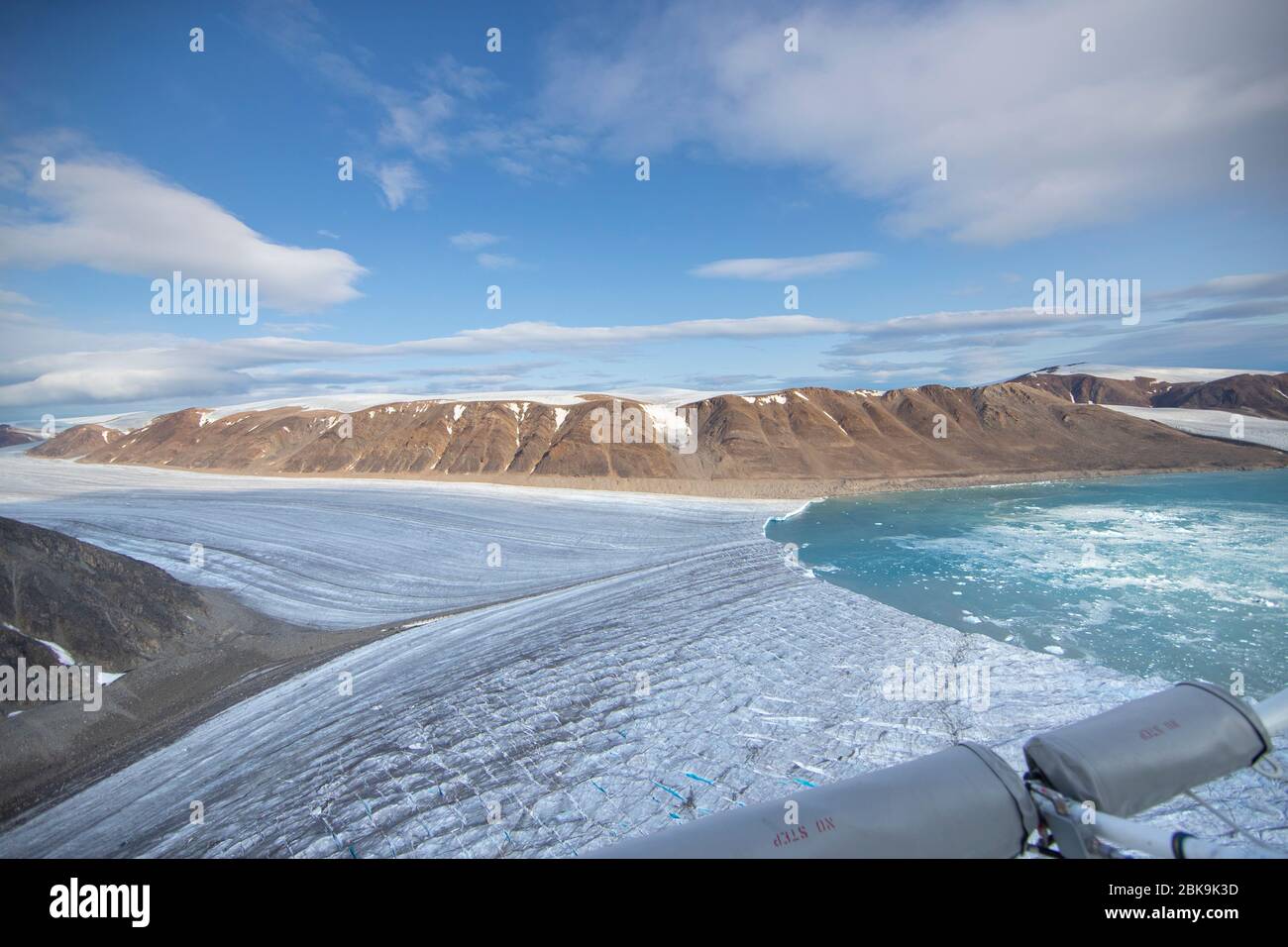 Blick vom Hubschrauber auf den schmelzenden Gletscher Stockfoto