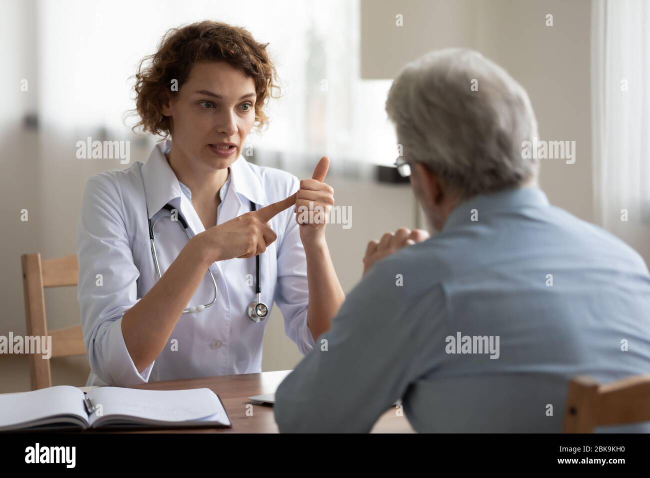 Frau Arzt Beratung Senior Patient bei einem medizinischen Besuch im Krankenhaus Stockfoto