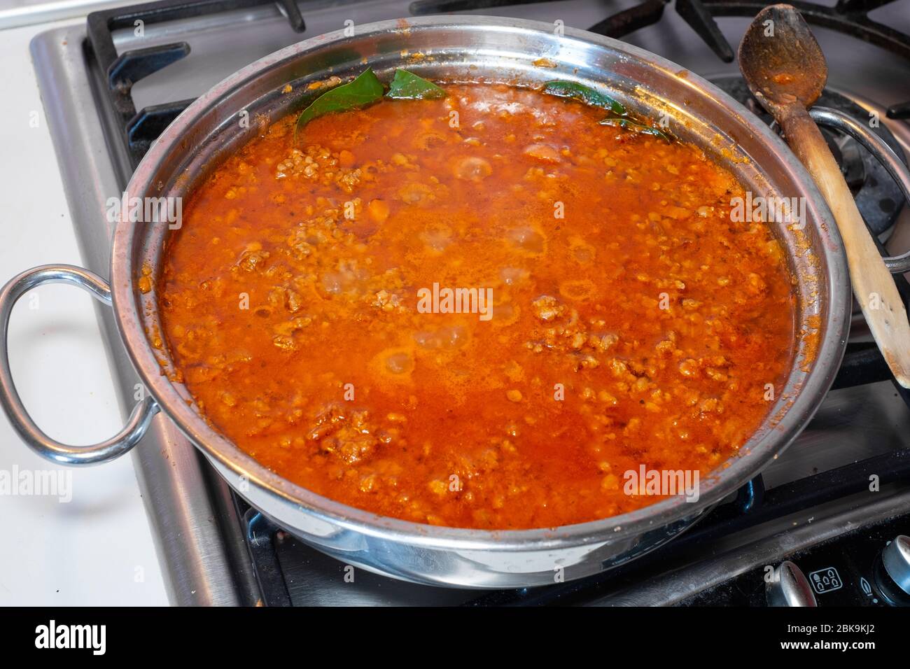 Ragu zu Hause kochen. - ragù ist eine Fleischsoße für Pasta typisch für die Emilia Romagna Region, Italien. Stockfoto