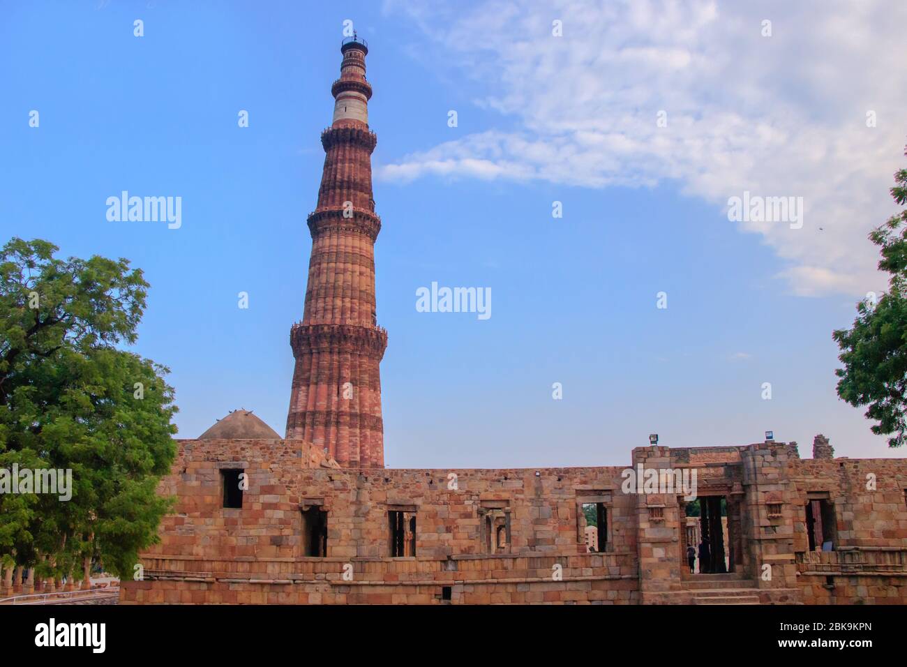 Seine diffre Ansicht von Qutub Minar mit schöner Wolke das höchste Minarett in Indien ist ein Marmor und roter Sandstein Turm, der den Anfang o darstellt Stockfoto