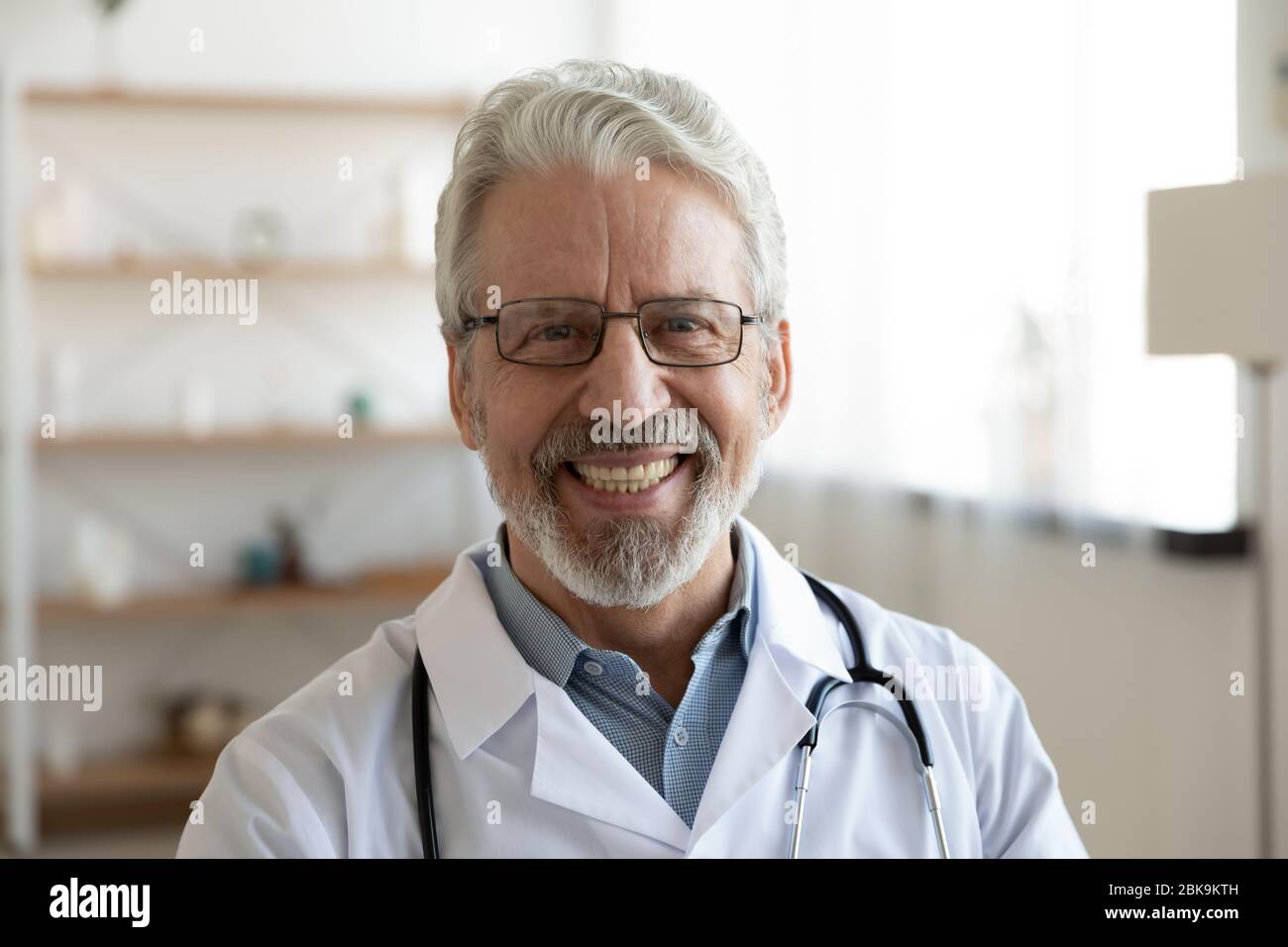Lächelnd professionelle ältere Mann Arzt Blick auf Kamera, Nahaufnahme Porträt Stockfoto