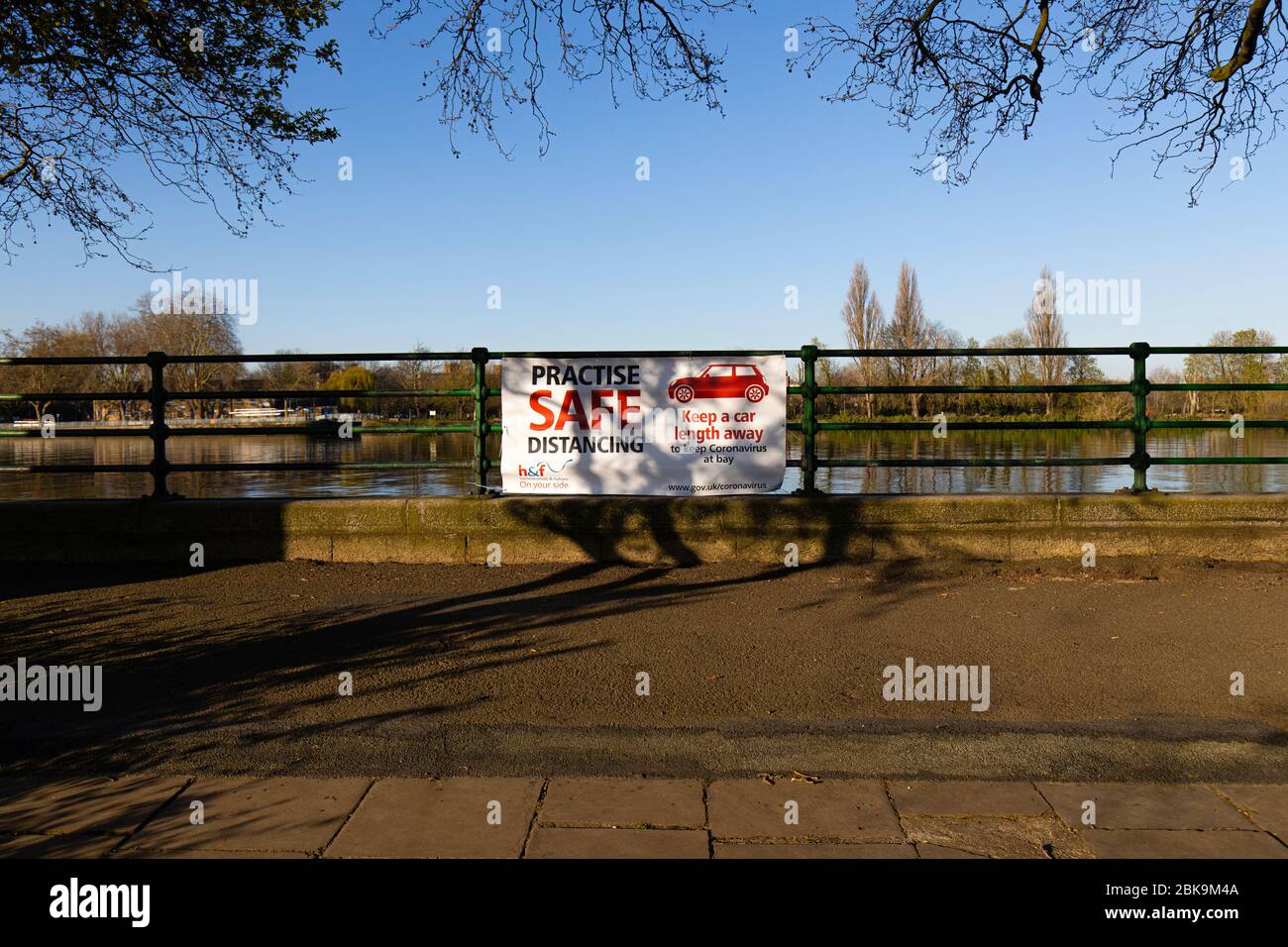 Lockdown London: Schilder, die vom londoner Stadtteil hammersmith & fulham aufgestellt wurden und den Benutzern sagen, wie sie sich verhalten sollen. Stockfoto