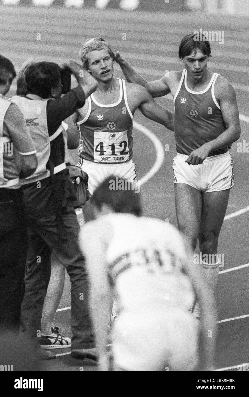 OLAF PRENZLER Ostdeutschland gewinnt 200 m bei der Europameisterschaft in Stuttgart 1986 und Felicitate von Landsmann Frank Emmelmann finnisch vier Stockfoto