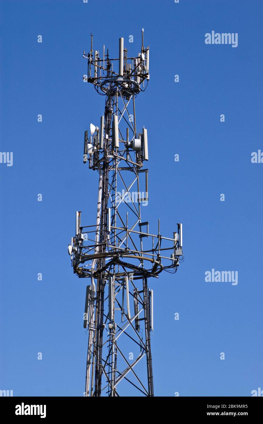 Ein Turm mit Mobiltelefon und anderen elektronischen Kommunikationssendern. Stockfoto