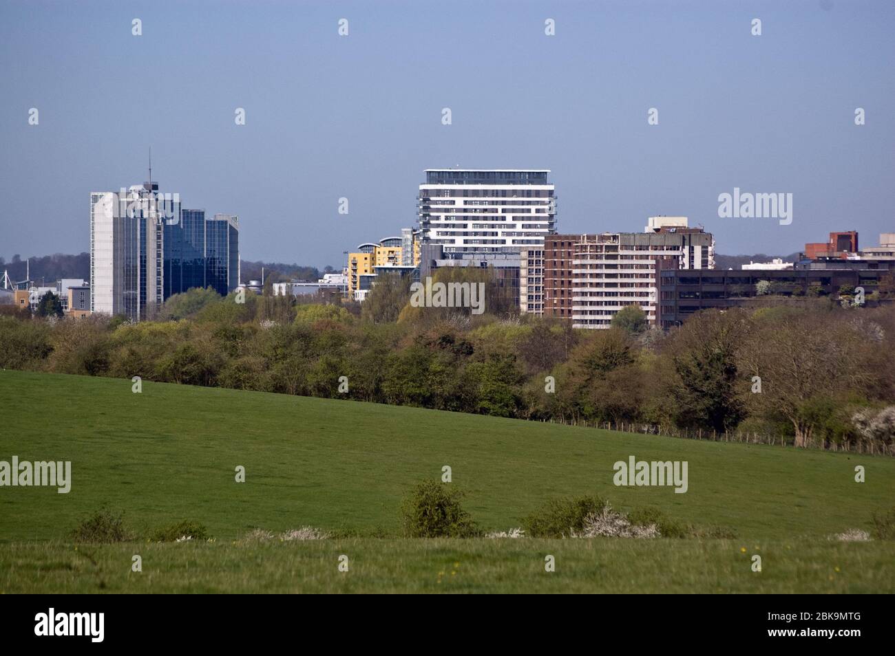 Blick von Basing Common auf das Stadtzentrum von Basingstoke, Hampshire. Stockfoto