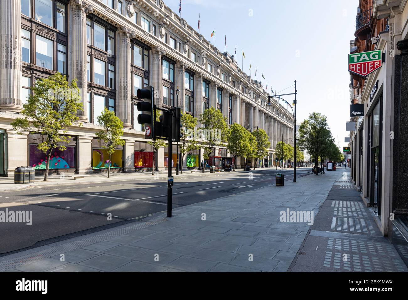 Lockdown London: Eine verlassene Oxford Street, die normalerweise von Menschen belebt wird. Stockfoto