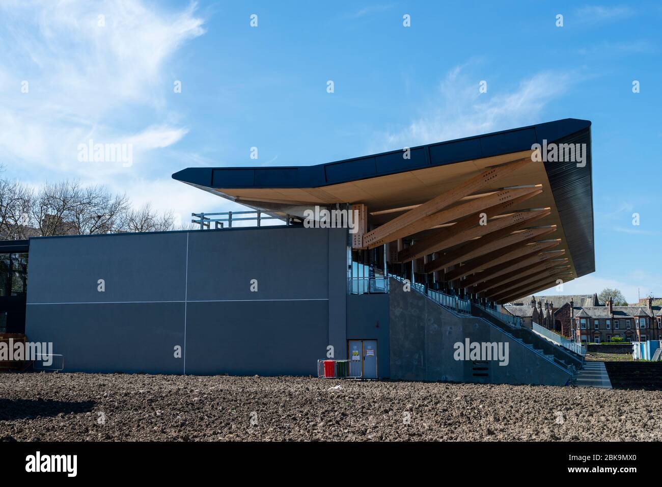 Die Arbeiten am neuen Stand auf dem Edinburgh Academicals Sports Ground stehen kurz vor der Fertigstellung, werden aber während der Sperrung des Coronavirus ausgesetzt - Edinburgh, Schottland, Großbritannien Stockfoto
