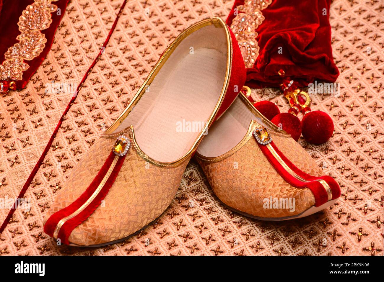 Erstaunliche hinduistische Trauung. Details der traditionellen indischen Hochzeitskleidung. Wunderschön dekorierte hindu Hochzeit Accessoires. indische Bräutigam Schuhe Stockfoto