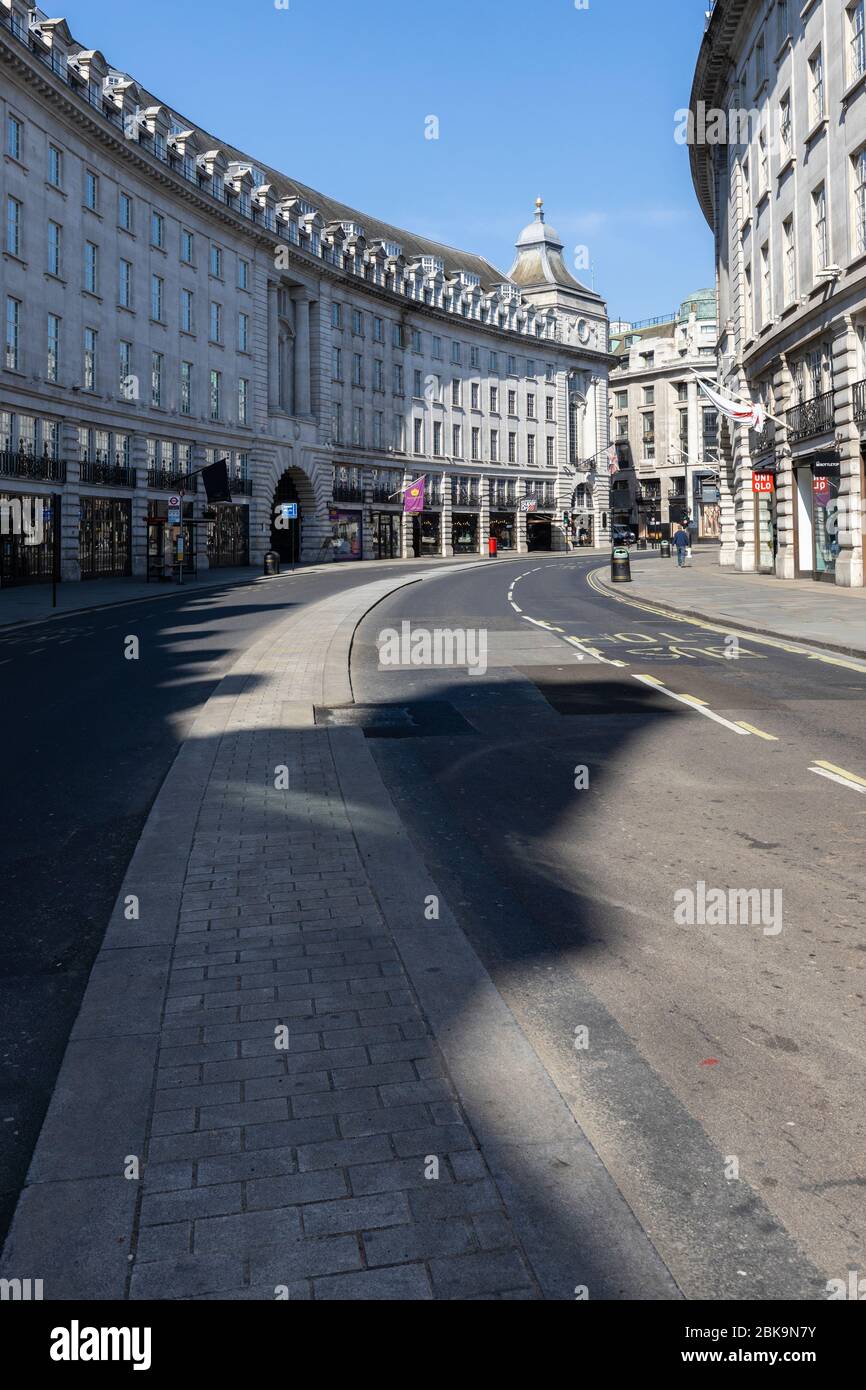 Lockdown London: Eine leere Regent Street mit sehr wenig, wenn überhaupt, Auto- und Fußgängerverkehr. Stockfoto