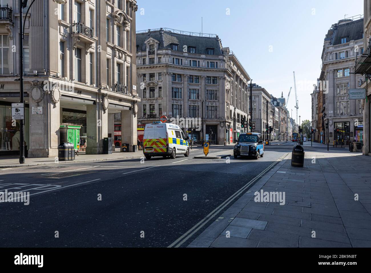 Lockdown London: Ein leerer Oxford Circus, der normalerweise von Menschen belebt wird. Stockfoto