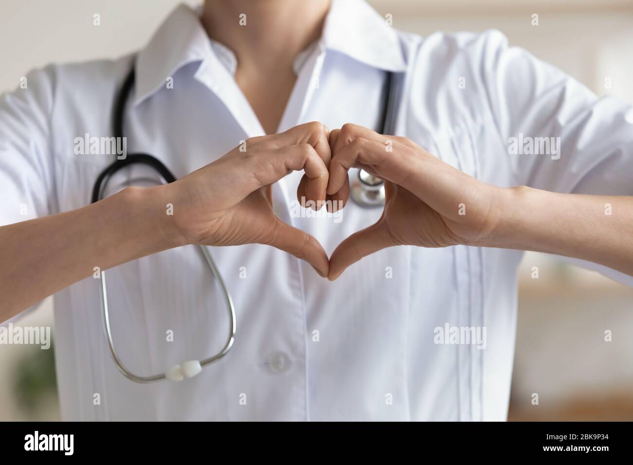 Ärztin Kardiologin zeigt die Hände Herzform, Nahaufnahme Stockfoto