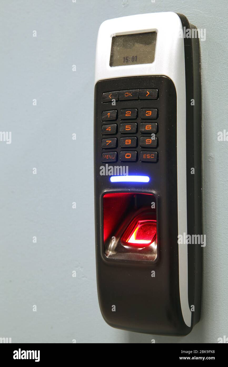 Sicherheit bei Fingerabdrücken für den Serverraum im Eingangsbereich. Ein Fingerprint-Computer-Server-Sicherheit Stockfoto