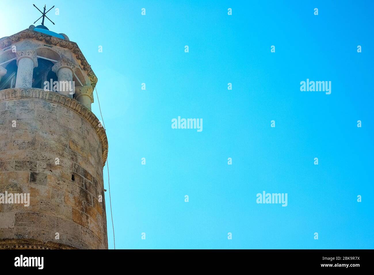 Herrlicher Blick auf die Kirche mit einem blauen Bad auf der Insel der Jungfrau auf einem Riff in der Bucht von Kotor, Montenegro, August 2018 Stockfoto