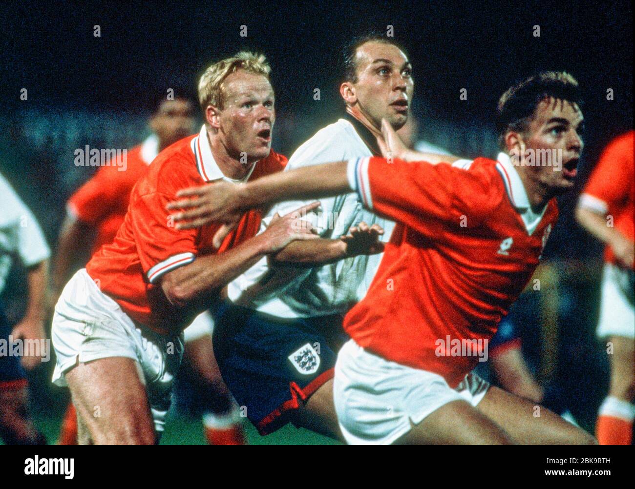 De Kuip Stadion Rotterdam Niederlande 13.10.1993, Fußball: Internationale Qualifikation für 94 WM USA, Niederlande (NED, orange) vs England (eng, weiß) 2:0 - von links: Ronald KOEMANN (NED), David PLATT (eng), Ronald de Boer (NED) Stockfoto